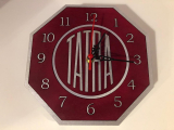 Nástenné drevené hodiny z logom TATRA červeno-strieborná