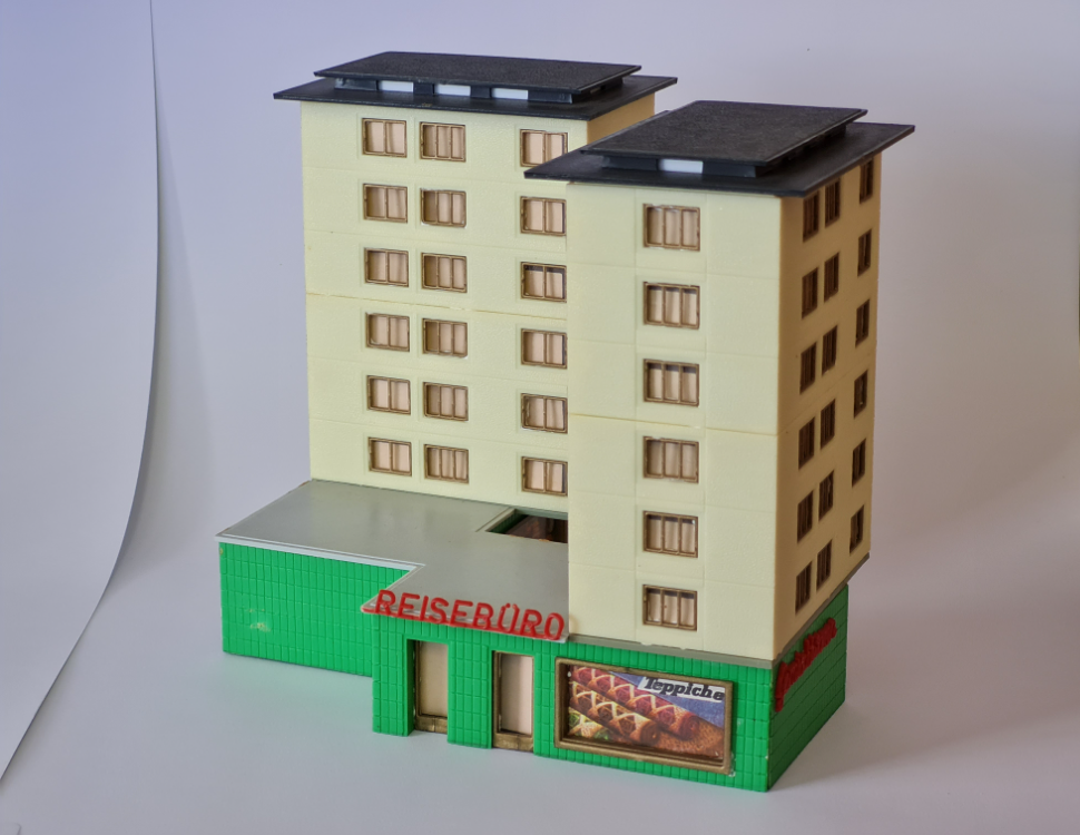 Domček - Obytný panelový dom s obchodmi , H0
