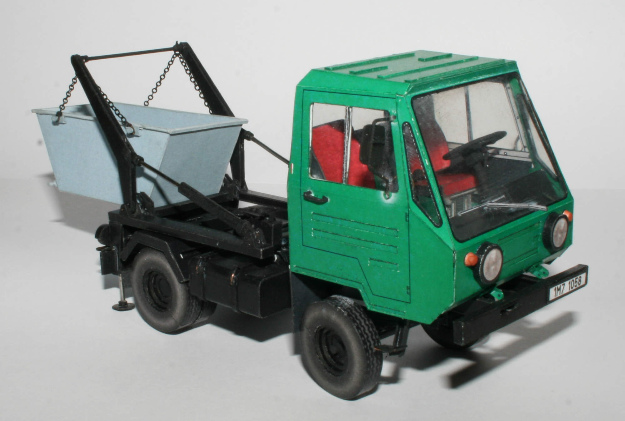 Papierový model - Ifa Multicar 25 ramenový nosič kontejnerov