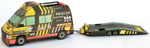 Papierový model Renault Trafic s prívesom na prevoz závodného auta