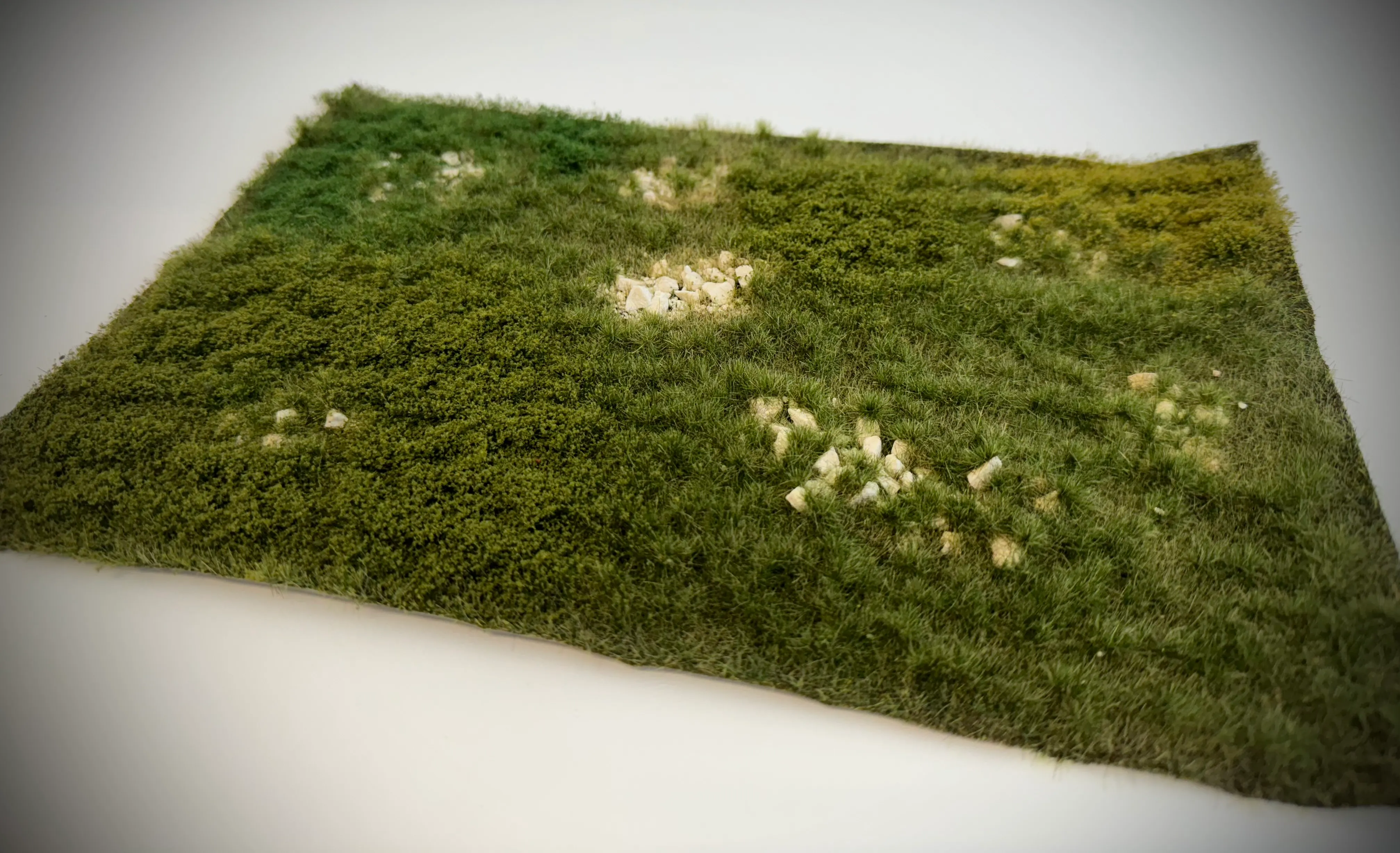 Modelové podložie Tráva a kríčky s vápencovým kameňom 19,5 x 29,5cm