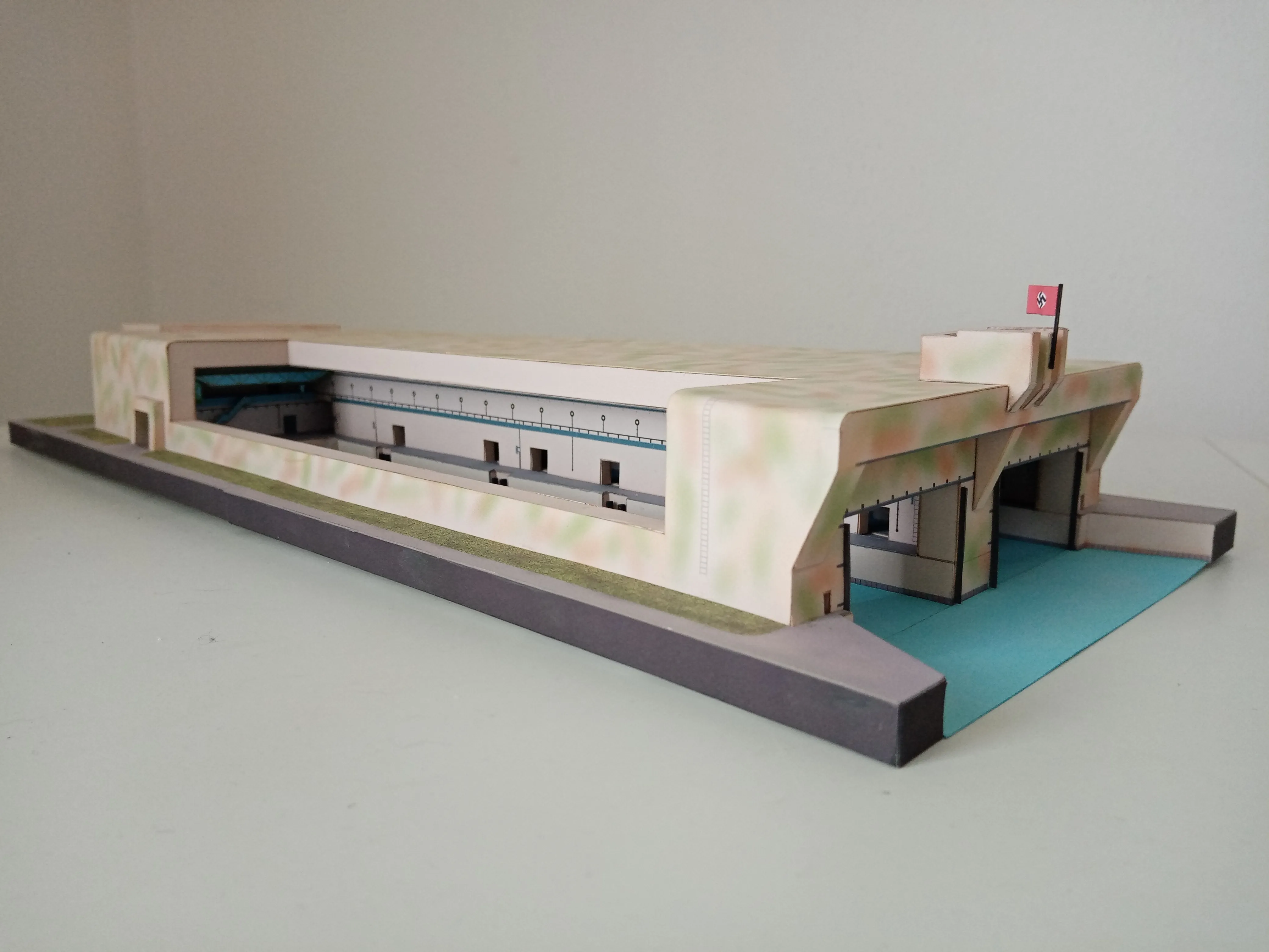 Papierový model - SCORF, ponorkový bunker Kriegsmarine v prístave Lorient, 1:400