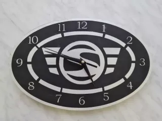 Nástenné drevené hodiny z logom Simson S čierno-strieborná
