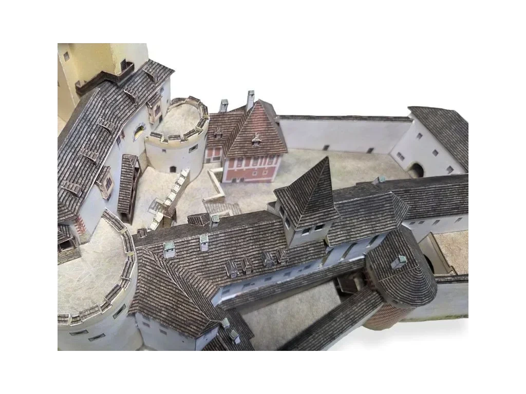 Oravský hrad 3v, nádvorie
